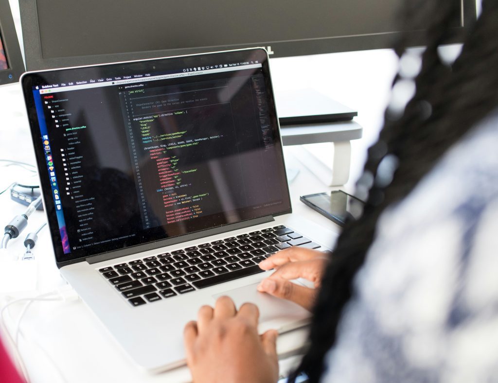 Recruter en informatique au Québec : les entreprises du secteur bénéficient de voies d’immigration facilitantes pour recruter ces profils.