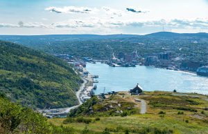 Découvrez comment le système Entrée Express facilite l’immigration des francophones au Canada hors Québec.